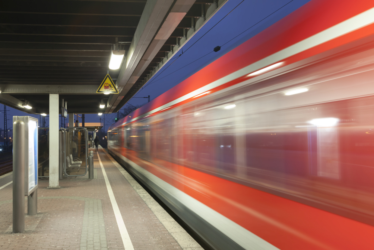 Symbolbild: Ein Regionalzug bei der Abfahrt am Bahnsteig. (Foto;: © DB AG)