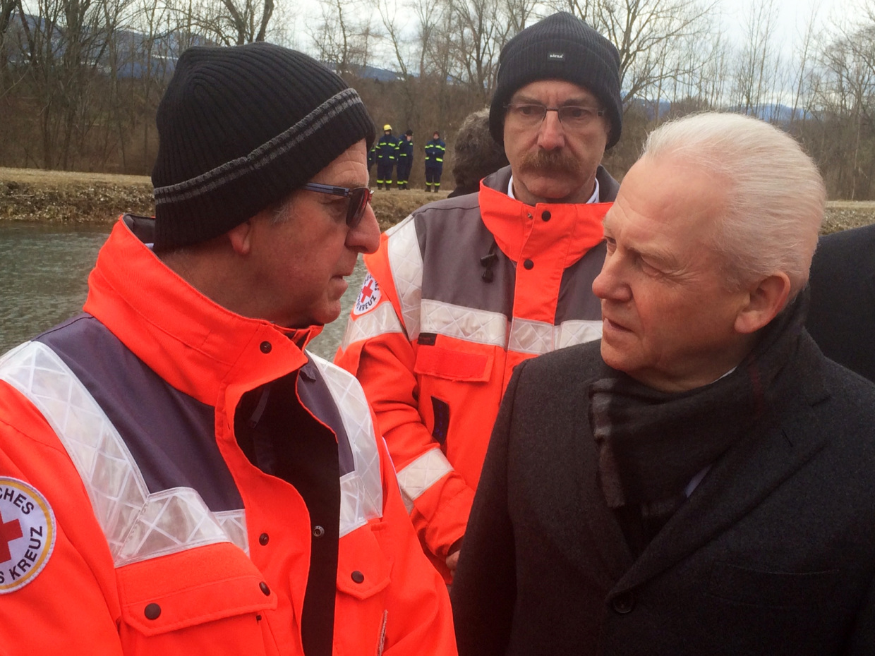 Zugunglück von Bad Aibling am 9. Februar 2016. Dr. Rüdiger  Grube, Vorstandsvorsitzender der Deutschen Bahn AG im Gespräch mit  den Einsatzkräften vor Ort.