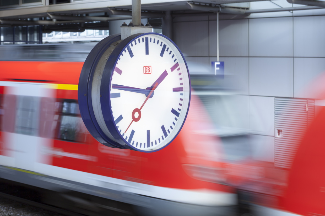 Bahnhofsuhr - Uhr auf einem Bahnsteig im Bahnhof Düsseldorf Flughafen (Foto: © DB AG /Axel Hartmann)