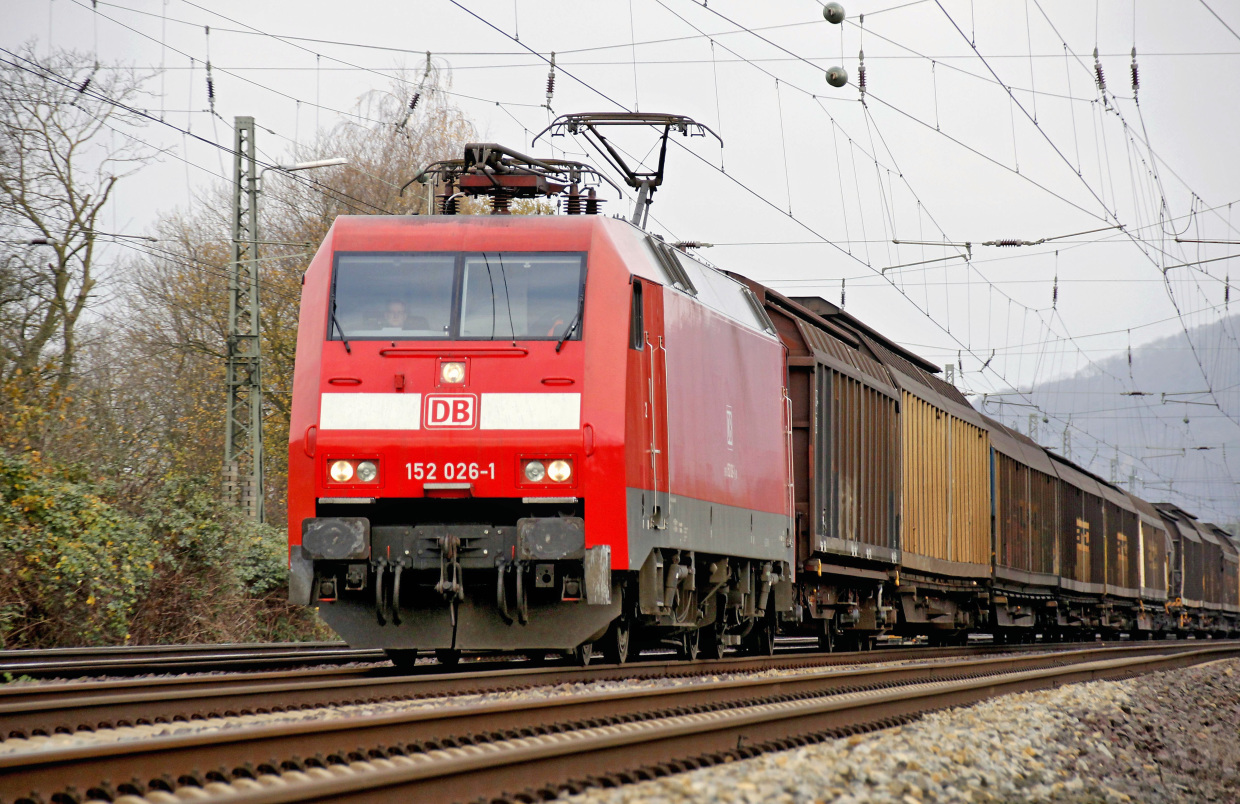 Güterzug (Schiebewandwagen) mit Ellok Baureihe 152 bei Porta Westfalica auf dem Weg Richtung Süden
