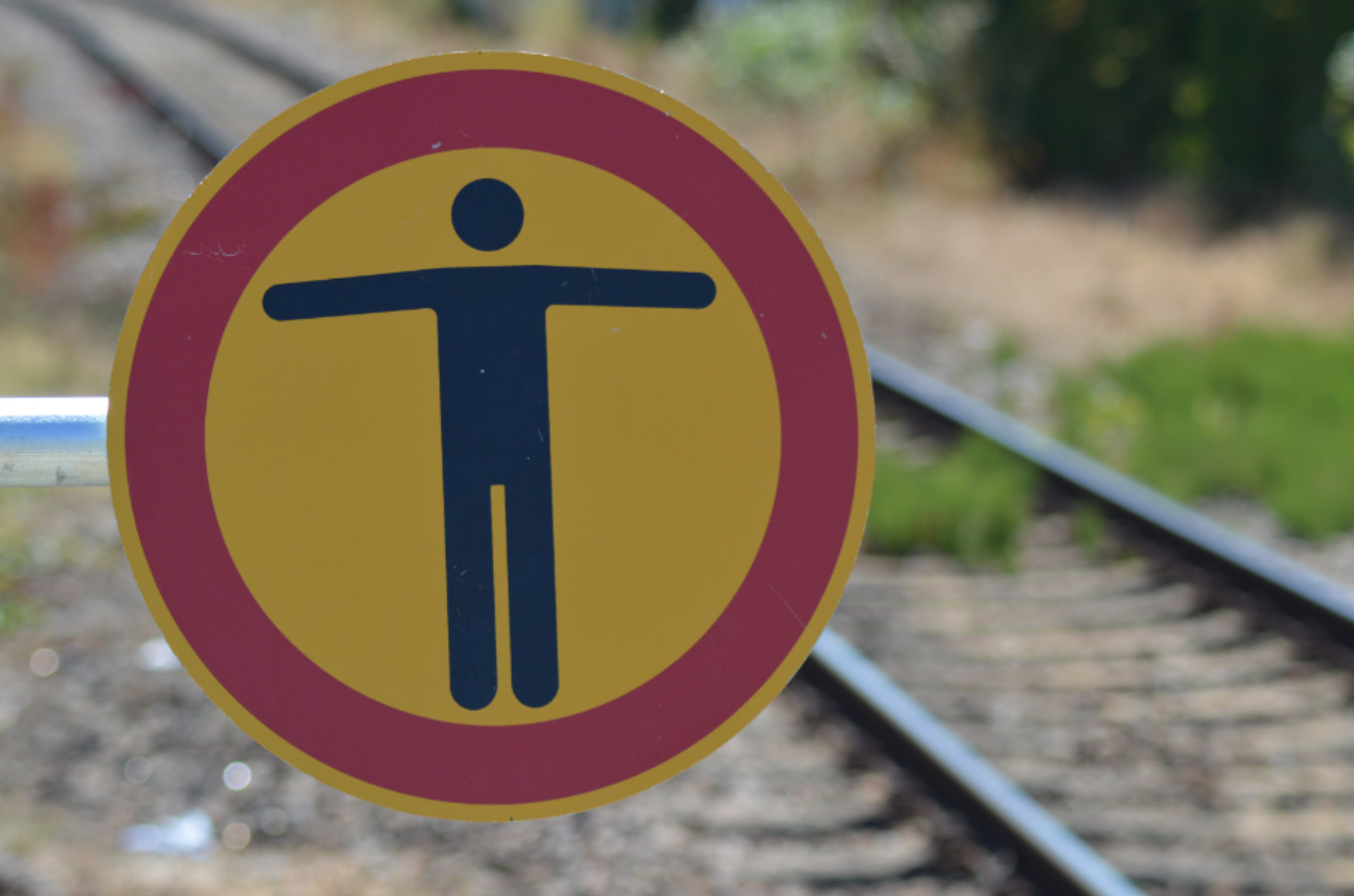 Der Aufenthalt innerhalb der Gleise ist nicht gestattet  - § 62 Abs. 2 EBO. (Foto: © Bahnblogstelle)