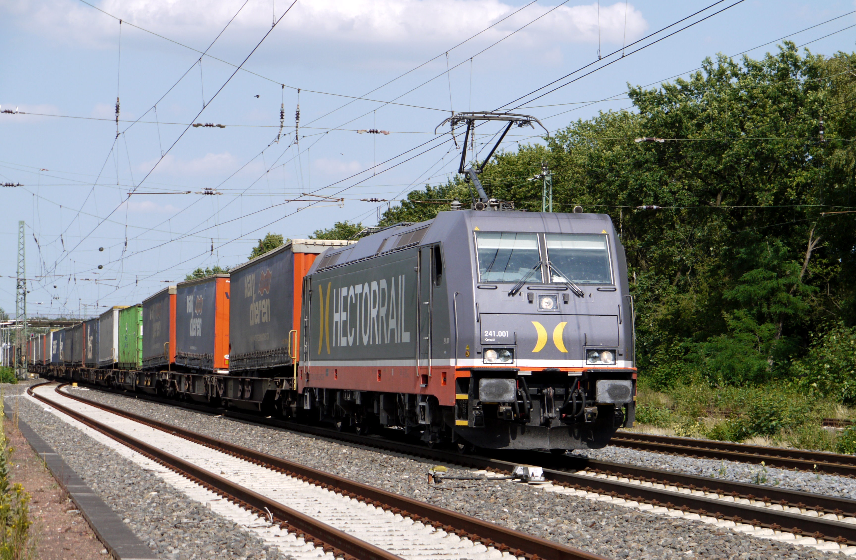 Symbolbild: Güterzug mit LKW-Anhänger auf Güterwagen. (Foto: © Erich Westendarp / pixelio.de)