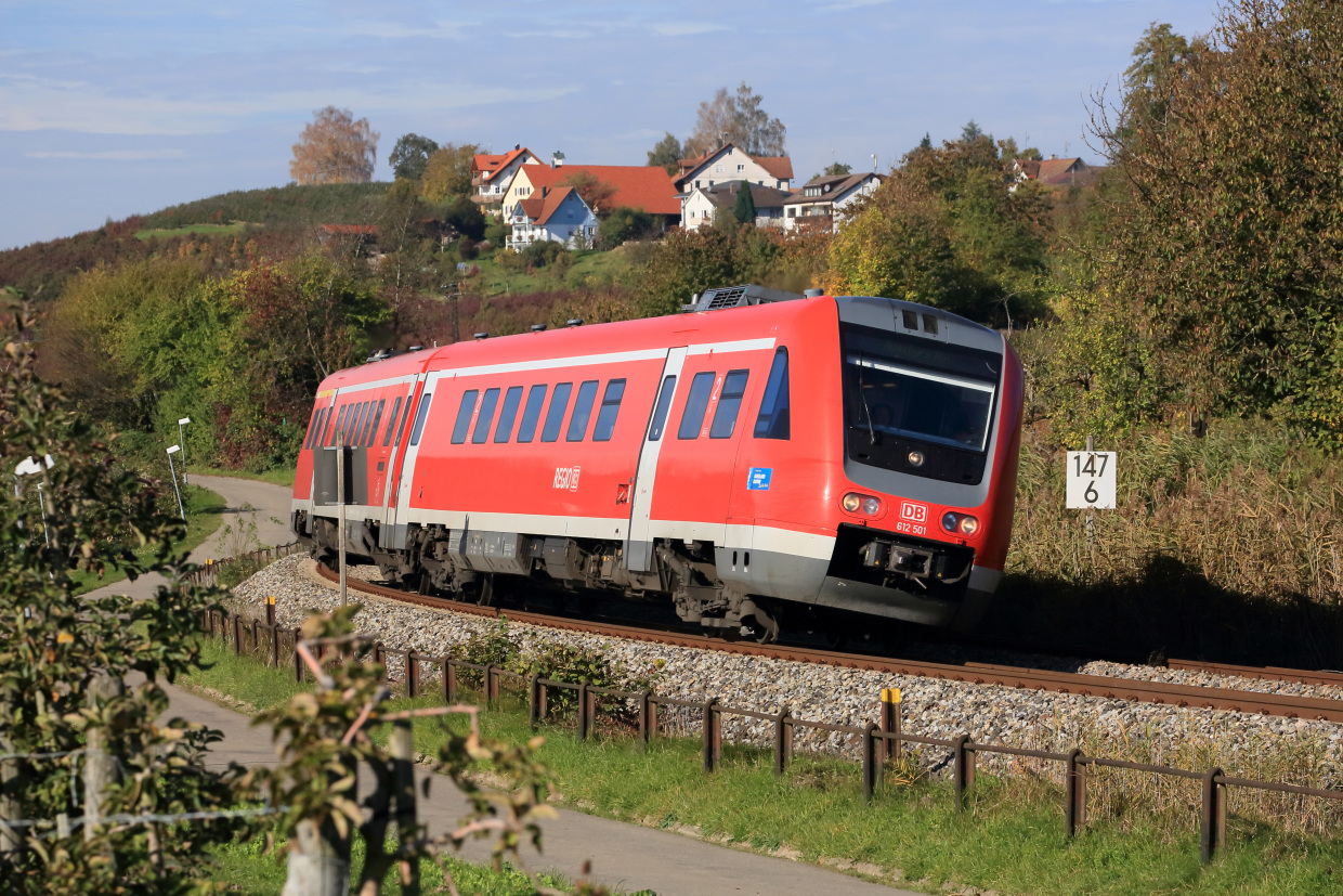 Der Dieseltriebwagen der Baureihe VT 612 bewältigt als RE 3187 Lindau Hbf -- Augsburg Hbf mit aktiver Neigetechnik die kurven- und steigungsreiche Strecke hinauf vom Seeufer des Bodensees auf die Höhen der umgebenden Berge bei Lindau-Schönau.