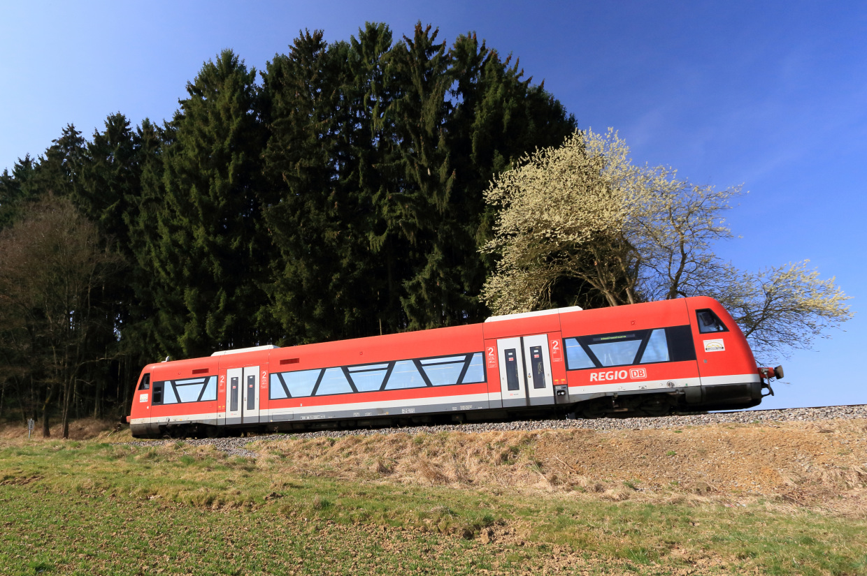 Regionalzug von Weißenhorn nach Ulm Hbf bei Witzighausen. (Foto: © DB AG / Uwe Miethe)