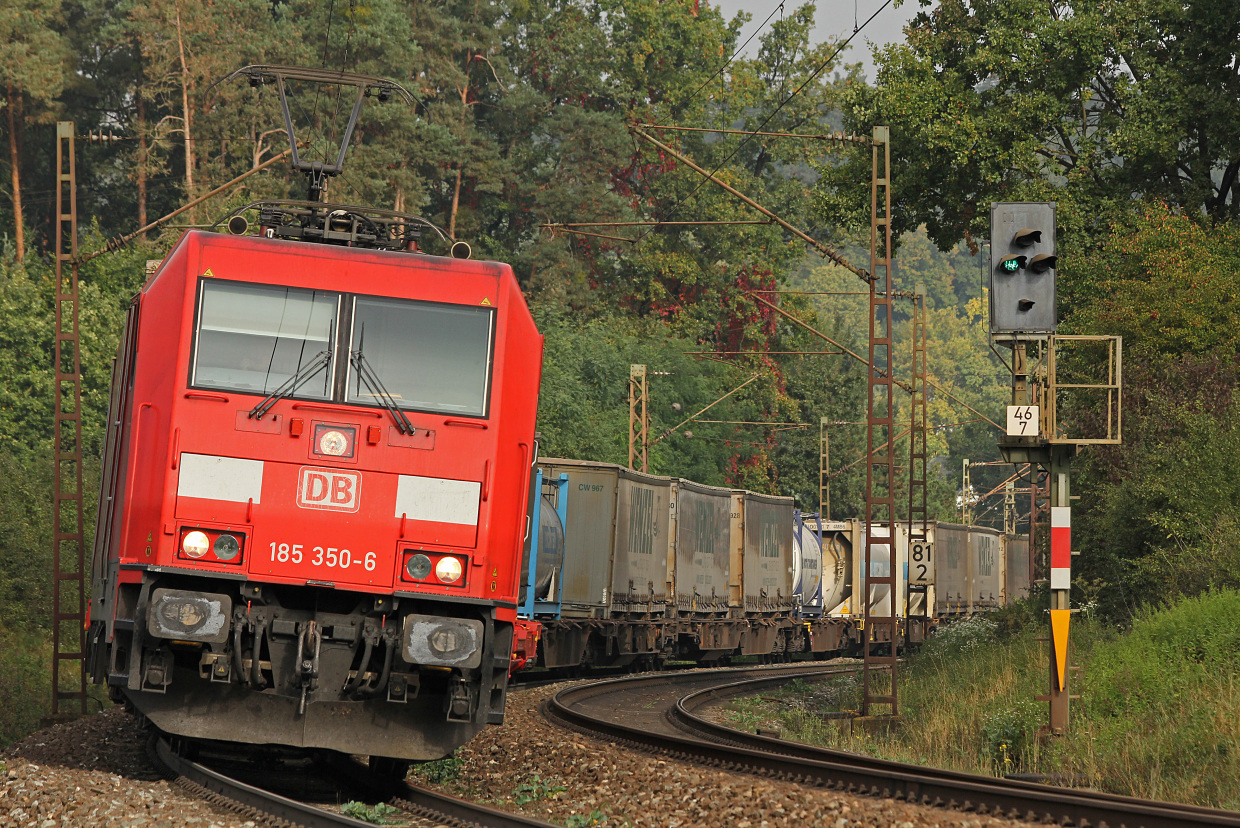 Von Nürnberg Richtung Passau rollt ein Zug des Kombinierten Verkehrs mit Ellok Baureihe 185 von DB Cargo. (Foto: © DB AG)
