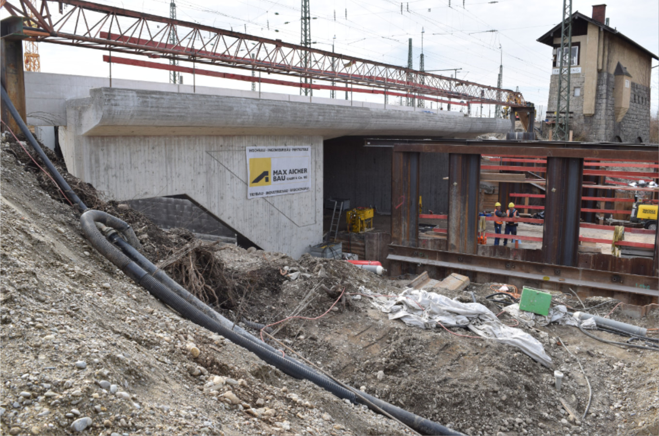 Am 28. März wurde der erste Brückenblock der neuen Eisenbahnüberführung in seine Endposition verschoben. (Foto: © Bahnblogstelle)