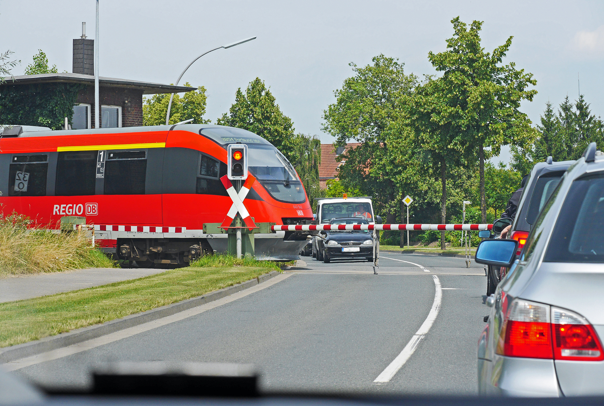 Symbolbild: Regionalzug überquert beschrankten Bahnübergang (Foto: © Erich Westendarp / pixelio.de)