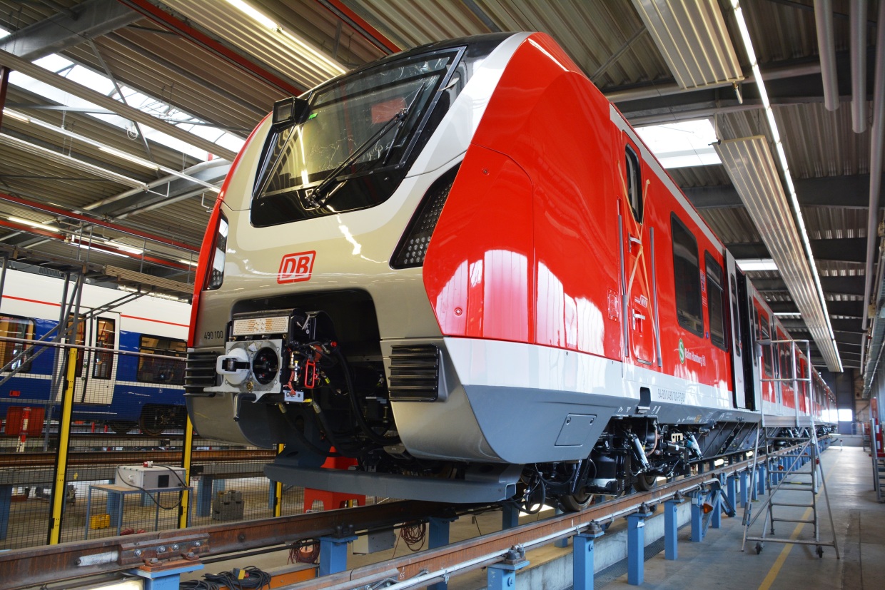Fertigung der neuen S-Bahnfahrzeuge im Bombardier Werk Hennigsdorf - Front des neuen S-Bahnfahrzeuges