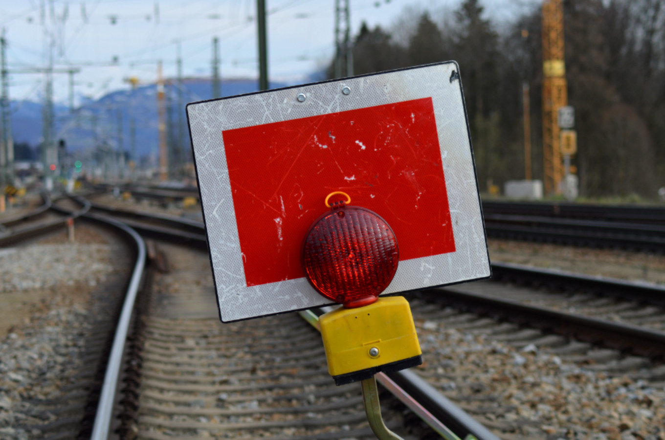 Schutzhalttafel (Signal Sh 2) in einem gesperrten Baugleis. (Foto: © Bahnblogstelle)