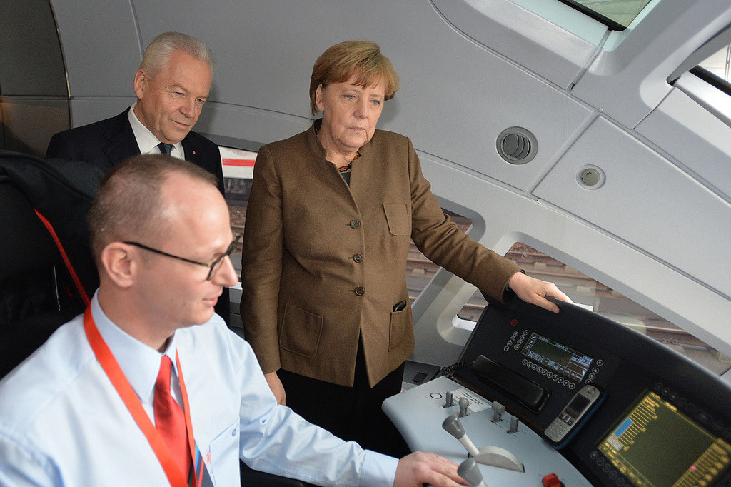 Bundeskanzlerin Angela Merkel und Bahnchef Rüdiger Grube im Führerstand eines ICE. (Foto: © DB AG / Jet-Foto Kranert)