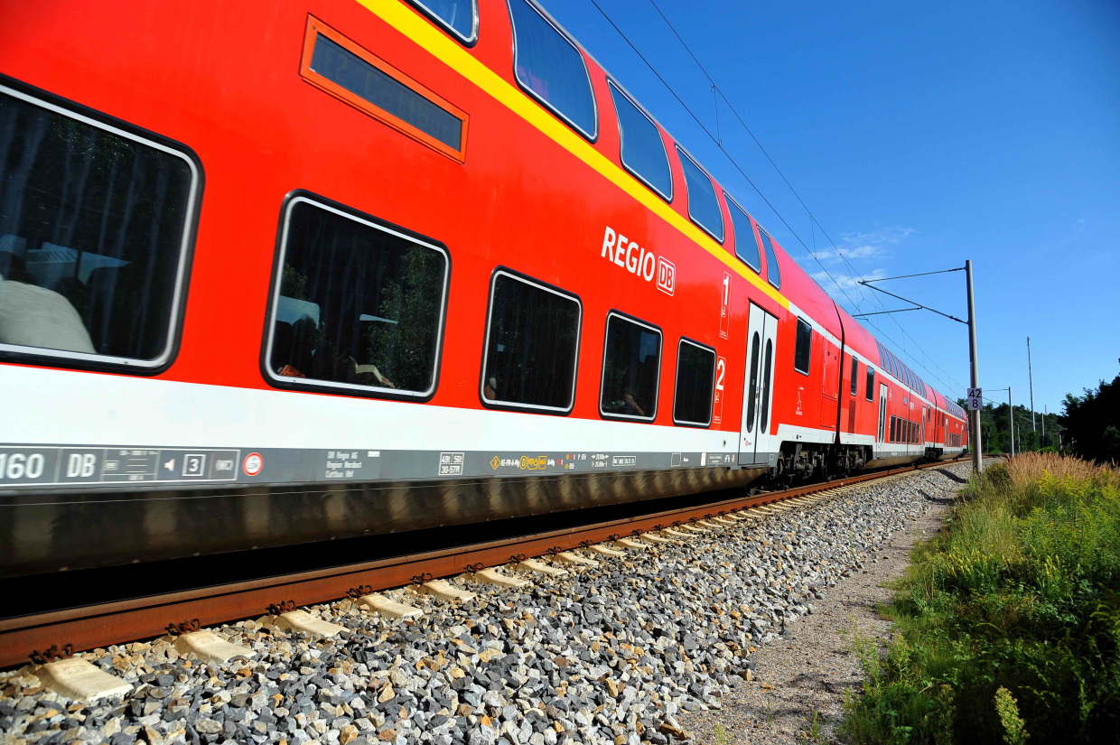 Symbolbild: Regionalzug bestehend aus Dosto-Wagen (Foto: © DB AG / Jet-Foto Kranert)