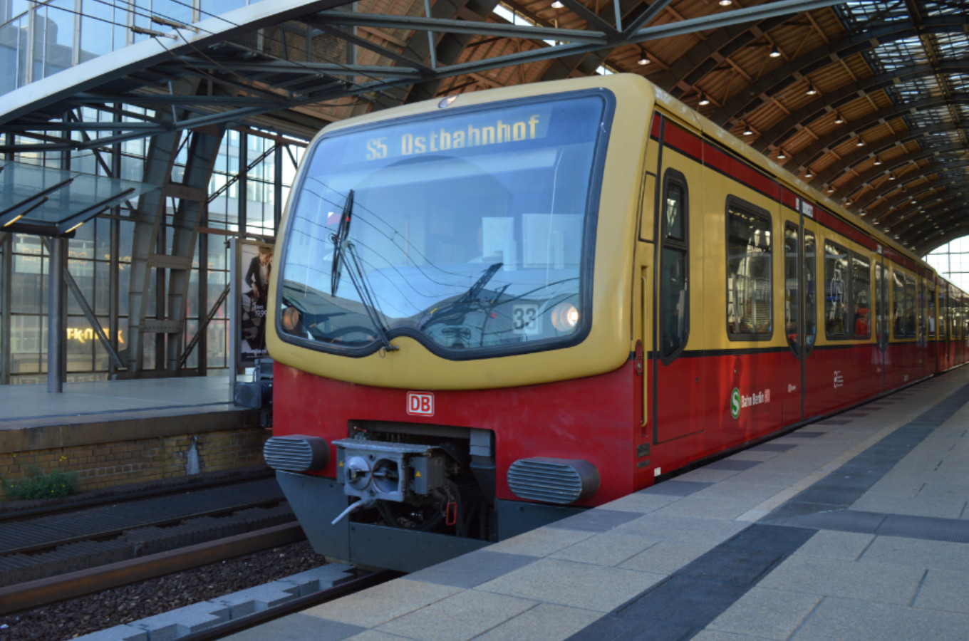 Ein S-Bahn-Triebzug am Bahnhof Berlin-Alexanderplatz. (Foto: © Bahnblogstelle)