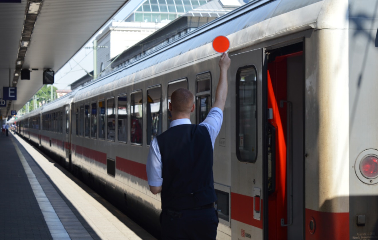 Zugbegleiter gibt Fertigmeldung (Foto: © Bahnblogstelle)