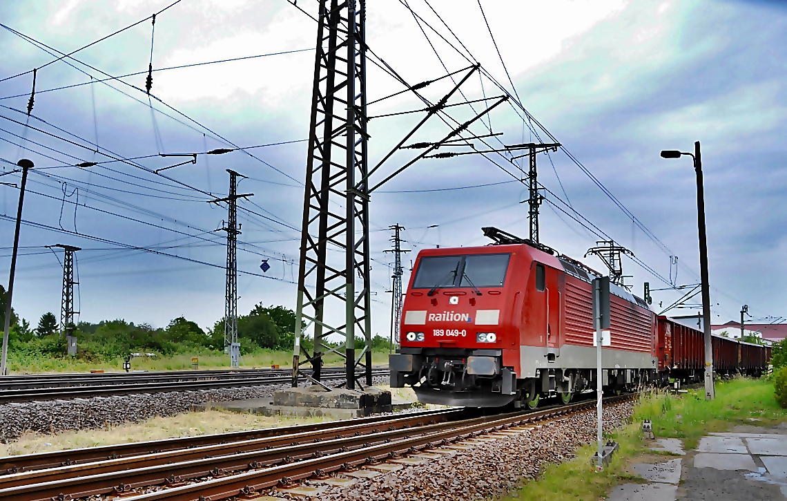 Symbolbild: Güterzug bei der Vorbeifahrt. (Foto: © Frank Kropp / pixelio.de)