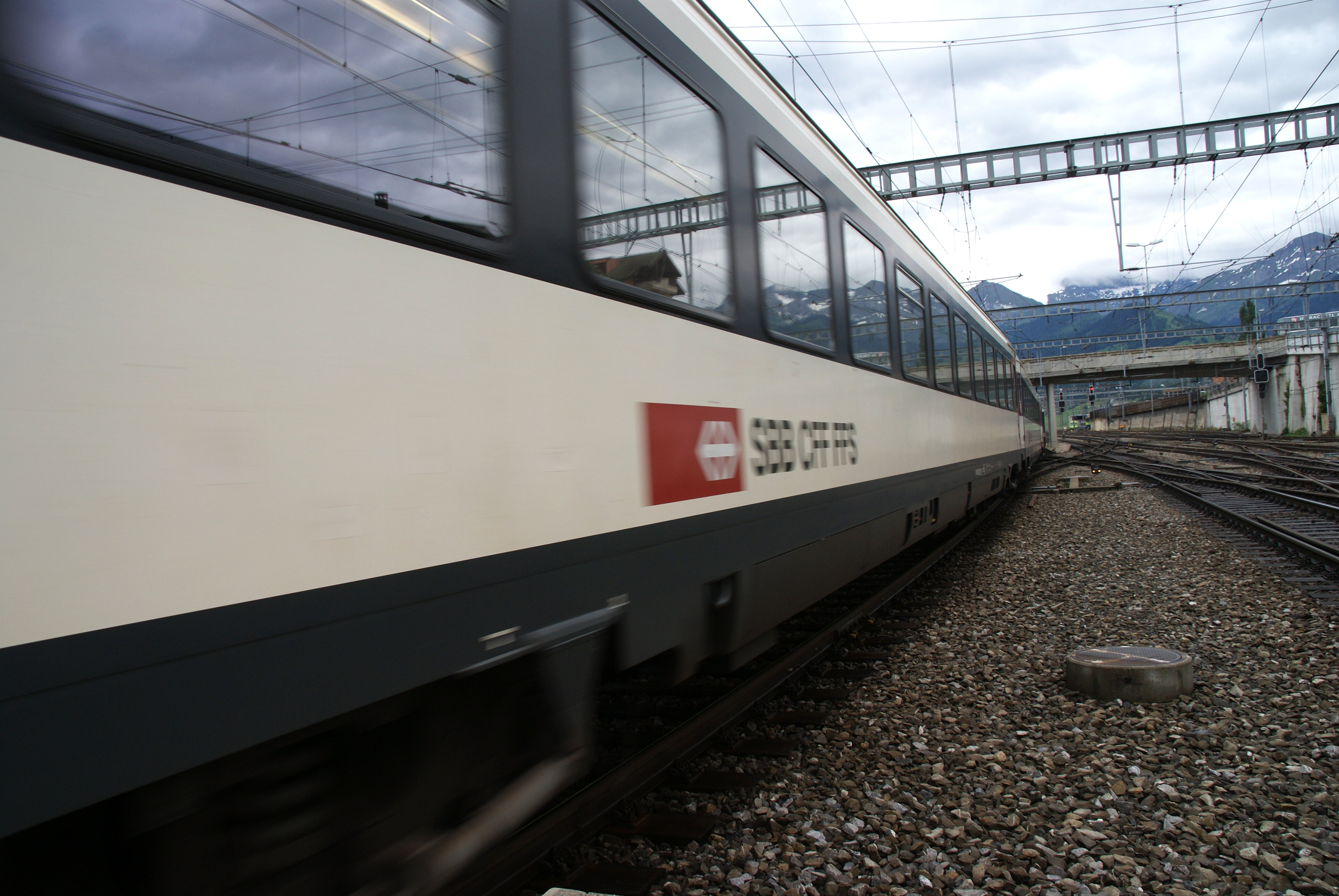 Symbolbild: Vorbeifahrt eines Intercity-Zuges der SBB. (Foto: © Stefan Kernen / pixelio.de) 