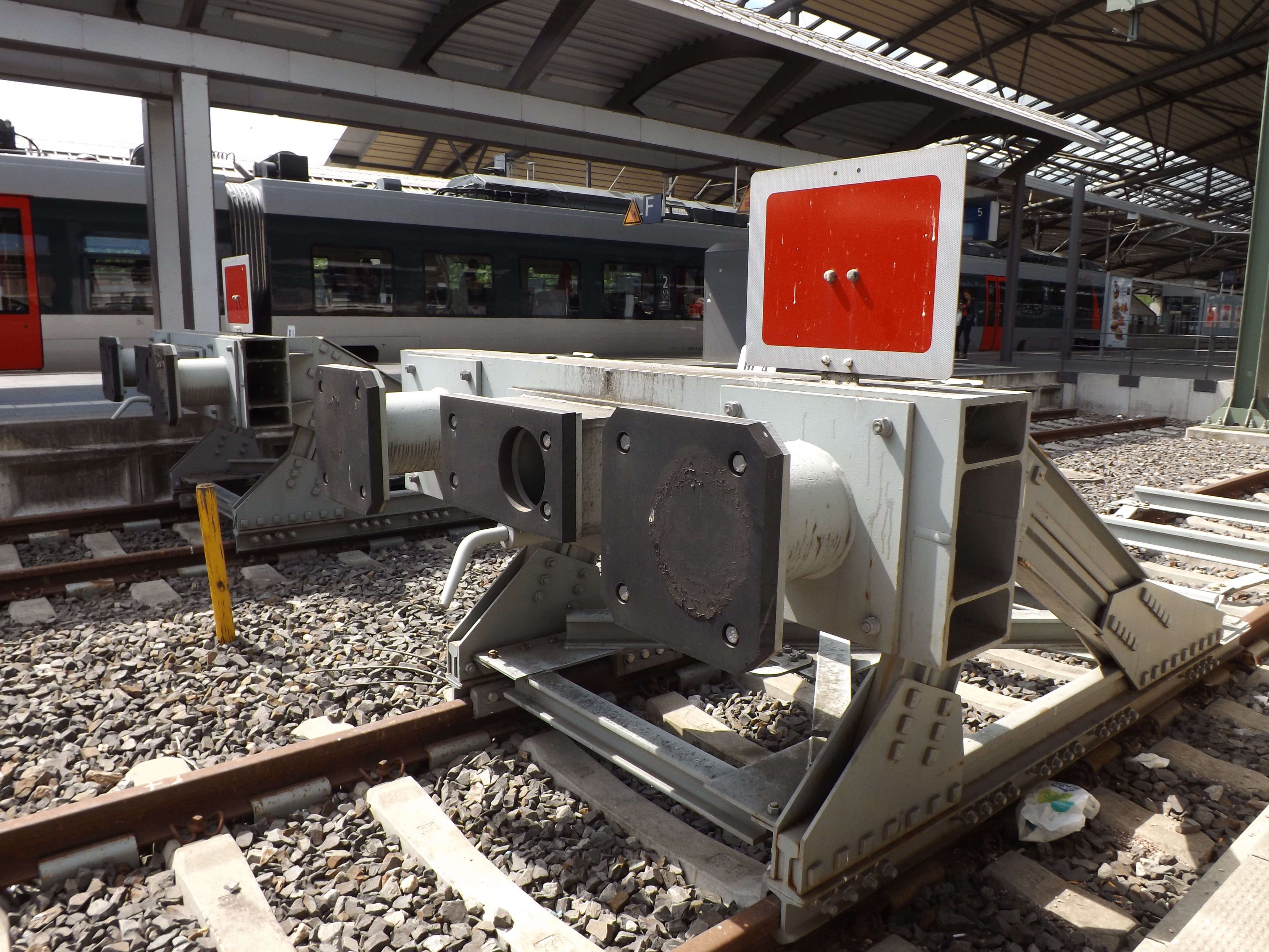 Ein Prellbock im Bahnhof - symbolisch für den Investitionsstau in den Verkehrsträger Schiene. (Foto: © Michael Loeper / pixelio.de)