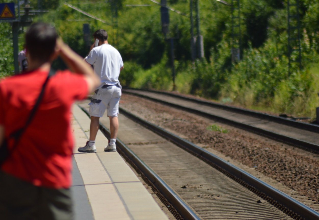 Mann mit Handy am Ohr missachtet Sicherheitsabstand zur Bahnsteigkante. (Foto: © Bahnblogstelle)