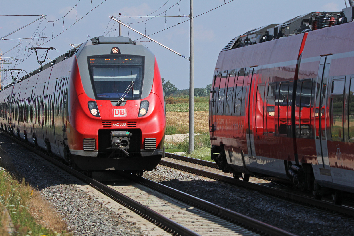 Zugbegegnung zweier Talent 2-Züge - Baureihe ET 442. (Foto: © DB AG / Claus Weber)