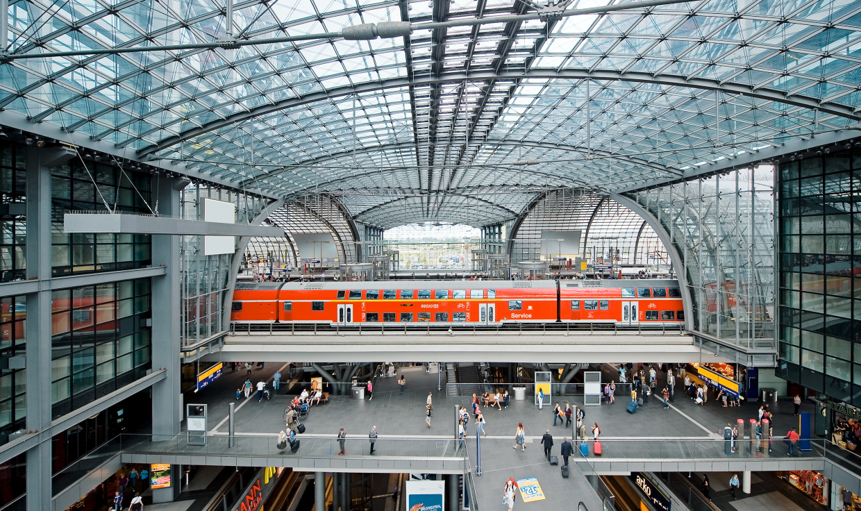 Blick in die Bahnsteighalle Berlin Hbf mit RE als Dosto. (Foto: © DB AG / Max Lautenschläger)