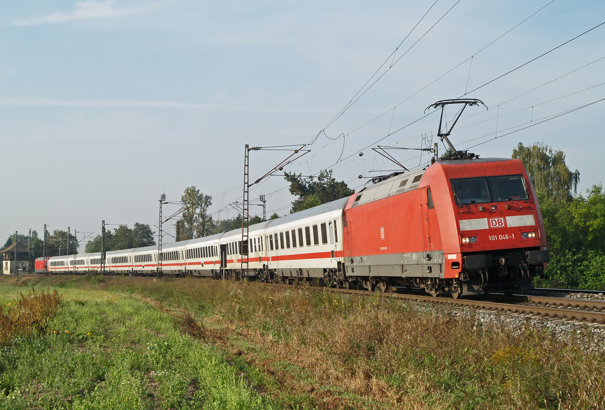 Ein InterCity-Zug mit Elloks der Baureihe 101. (Foto: © DB AG / Claus Weber)