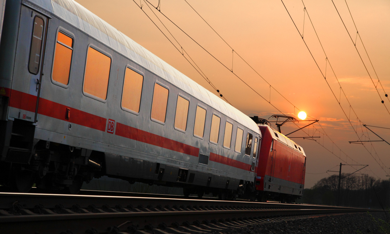 Symbolbild: Intercity-Reisezug mit Ellok Baureihe 101 unterwegs in den Sonnenuntergang. (Foto: © DB AG / Bartlomiej Banaszak)