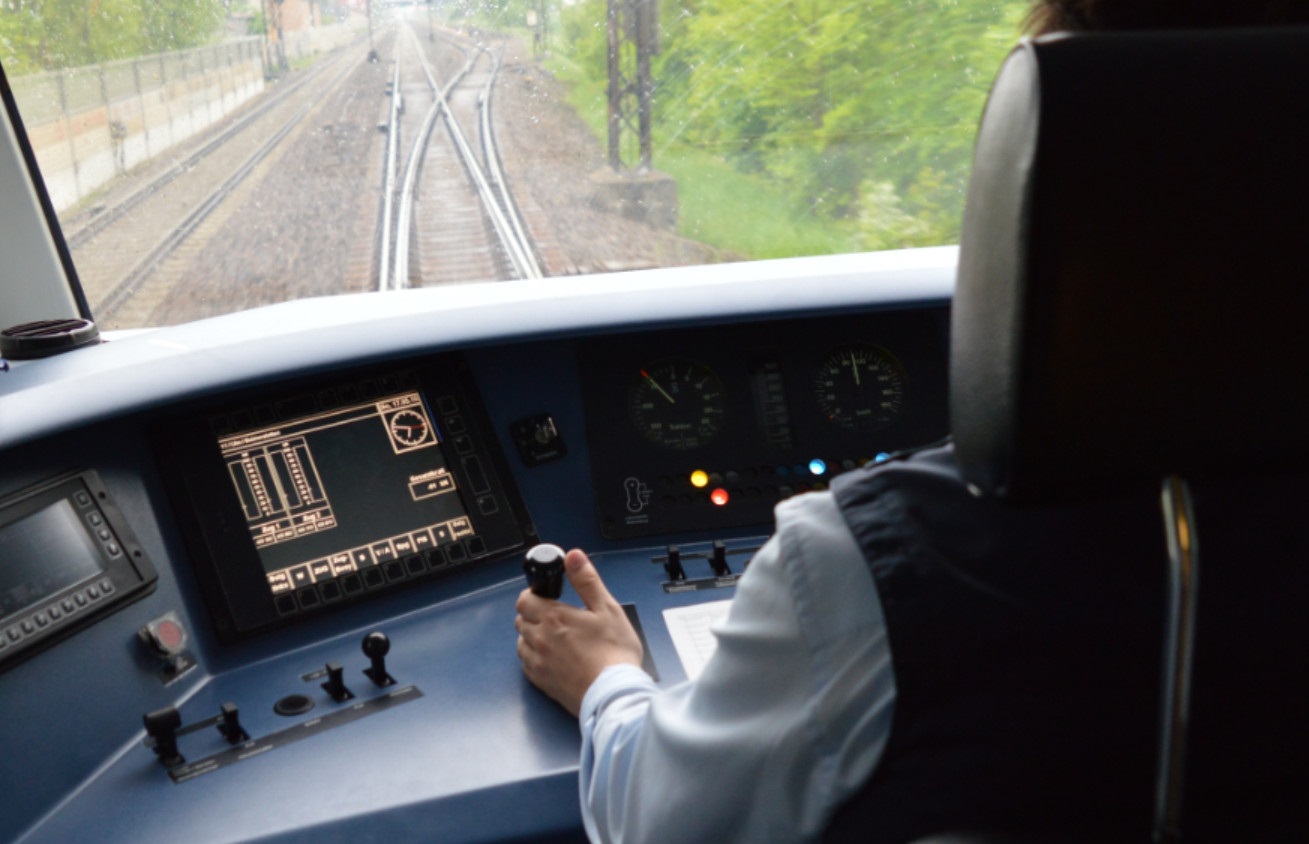 Triebfahrzeugführer im Führerraum eines Zuges. (Foto: © Bahnblogstelle)