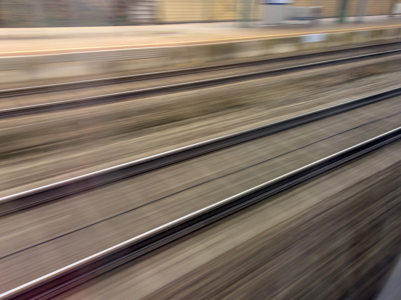 Symbolbild: Gleise und Schienen in Bewegung aus einem fahrenden Zug heraus. (Foto: © Gina Sanders / Fotolia)
