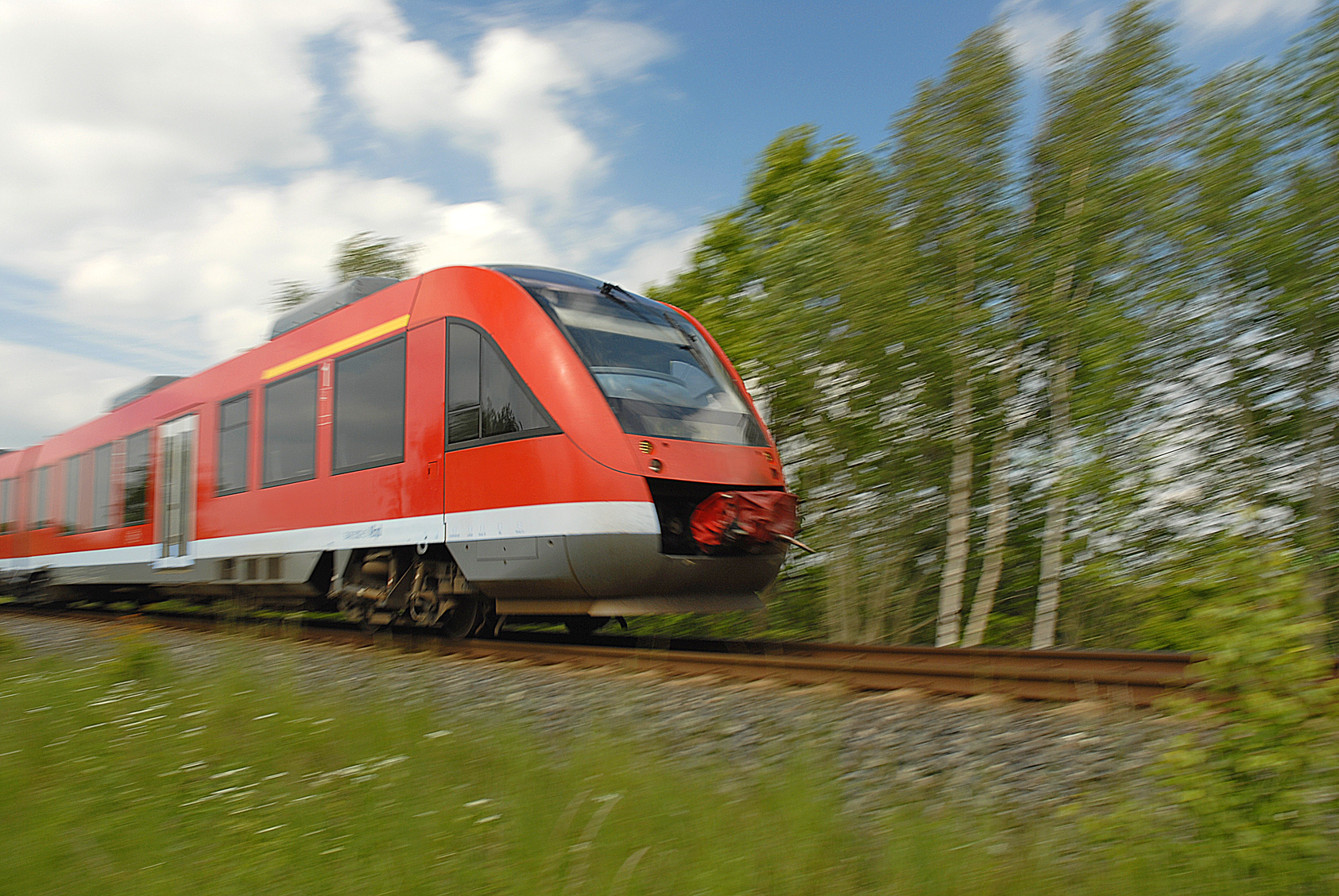 Dieseltriebwagen könnten in einigen Jahren durch Züge mit Wasserstoffantrieb ersetzt werden. (Foto: © Wolfgang Jargstorff / Fotolia)
