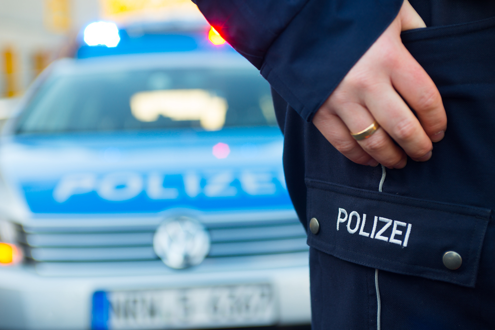 Symbolbild: Polizist vor Polizeiauto. (Foto: © Picture-Factory)