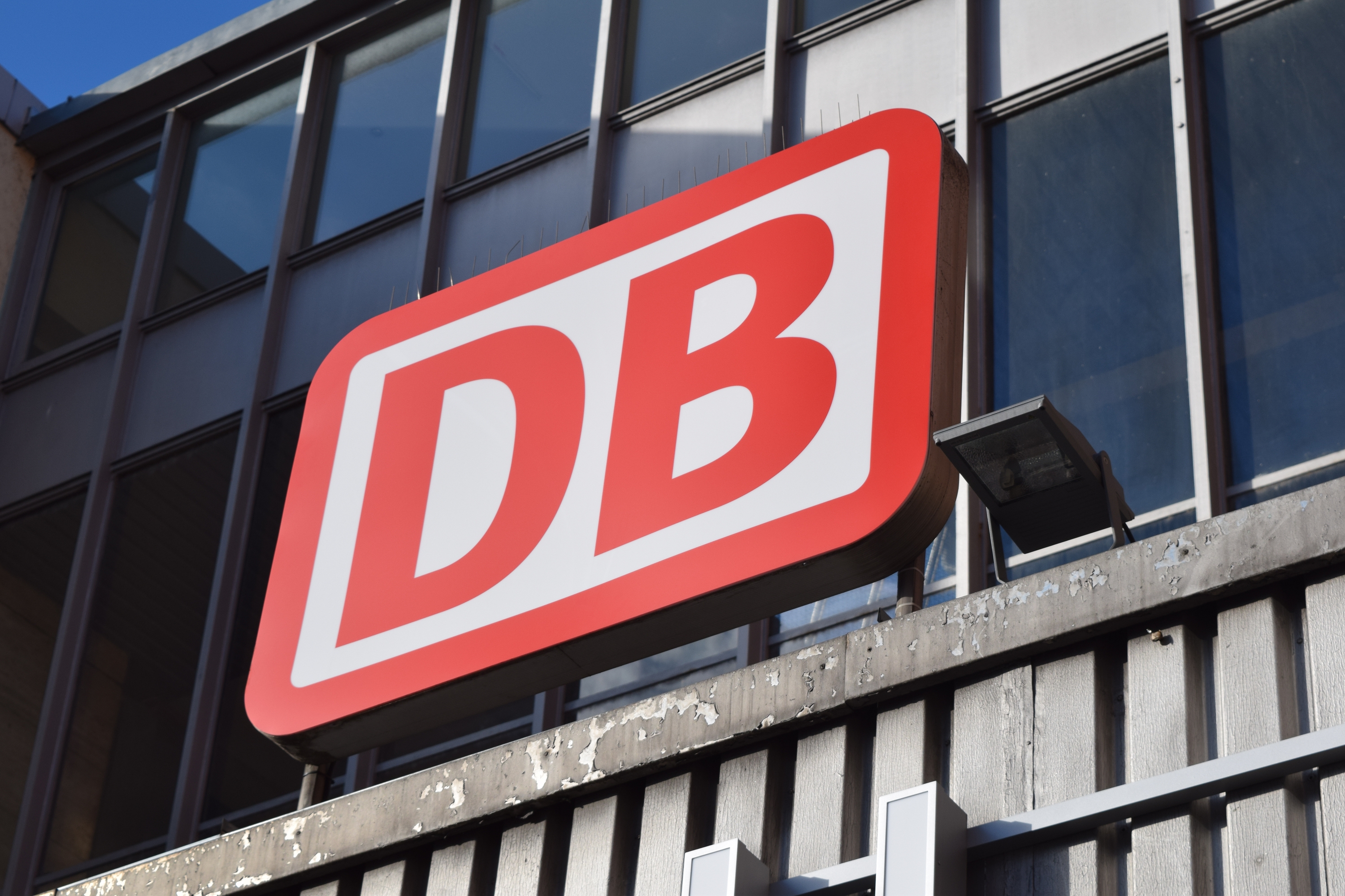 Logo der Deutschen Bahn am Eingang zu einem Bahnhof. (Foto: © Bahnblogstelle)