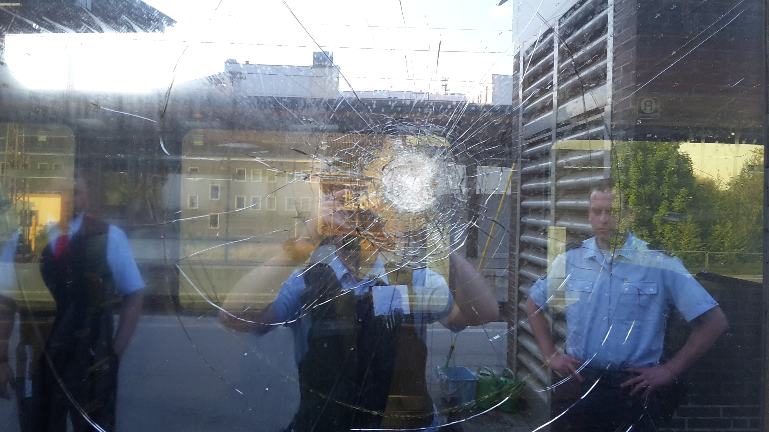Beschädigte Fensterscheibe des IC 2307. (Foto: © Bundespolizei)
