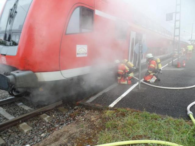 Einsatzkräfte der Freiwilligen Feuerwehr Engen kühlen das Bremssystem ab. (Foto: © Bundespolizei)