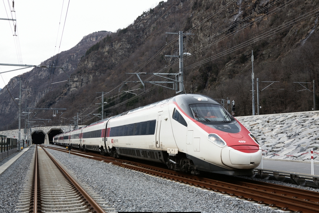 Ein Hochgeschwindigkeitszug vom Typ ETR 610 (Hersteller Alstom) bei der Ausfahrt aus dem Gotthard-Basistunnel. (Foto: © SBB)