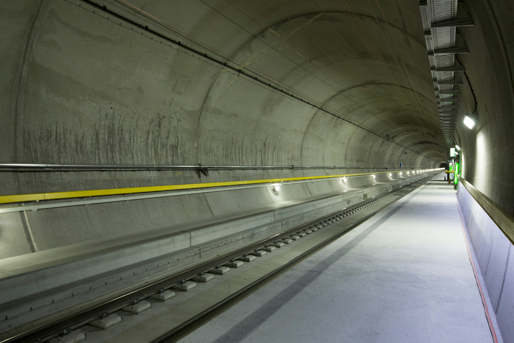 Blick in den beleuchteten Tunnel während dem Anlass zur letzten Fahrt in den Gotthard-Basistunnel am Montag, 24. August 2015, in Erstfeld. Ab dem kommenden 1. Oktober 2015 bis zur Eroeffnung des Gotthard-Basistunnels am 1. Juni 2016 werden Testfahrten durchgefuehrt, aufgenommen am 24. August 2015 bei Ersfeld. (SBB/KEYSTONE/Gian Vaitl)