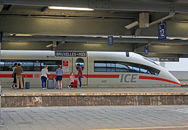 Ein ICE 3, Baureihe 406, steht am frühen Morgen im Bahnhof Brüssel Midi bereit zur Abfahrt nach Frankfurt/Main. (Foto: © DB AG / Uwe Miethe)