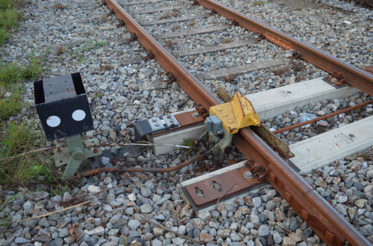 Ferngestellte Gleissperre (aufgelegt) mit Gleissperrensignal in Stellung Sh 0 (Signalrückseite). (Foto: © Bahnblogstelle)