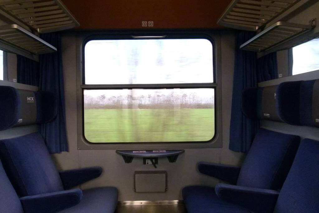 Abteilbereich in einem Reisezugwagen des HKX. (Foto: © Hamburg-Köln-Express)