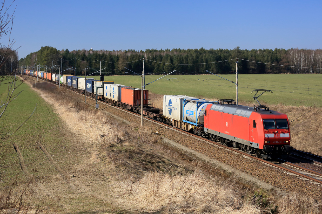 Symbolbild: Ein Güterzug, gezogenn von einer Mehrzwecklok der Baureihe 145. (Foto: © DB AG)
