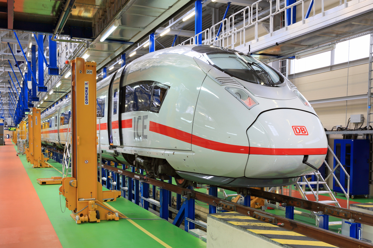 Symbolbild: Ein ICE 3 Velaro D, Baureihe 407, in einer Werkshalle. (Foto: © DB AG / Uwe Miethe)