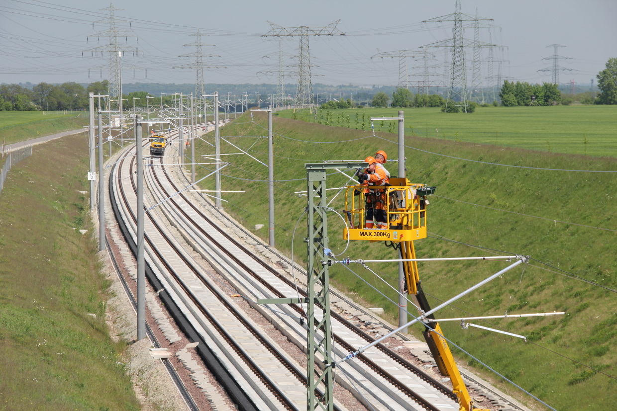 Techniker bei Arbeiten an der Oberleitungsanlage auf der Aus- und Neubaustrecke VDE 8. (Foto: © DB AG / Frank Kniestedt)