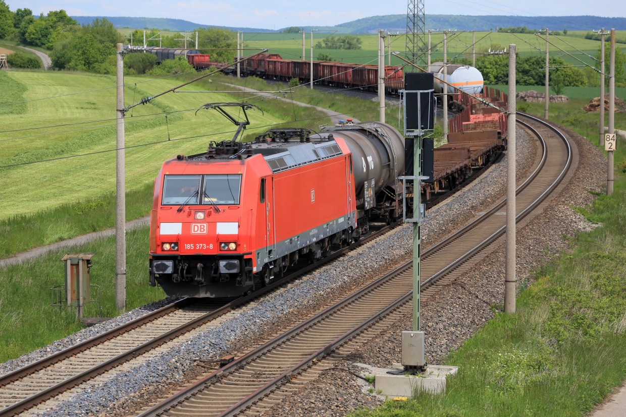 Symbolbild: Ein Güterzug von DB Cargo auf der Strecke Würzburg -- Ansbach -- Treuchtlingen. (Foto: © DB AG / Uwe Miethe)