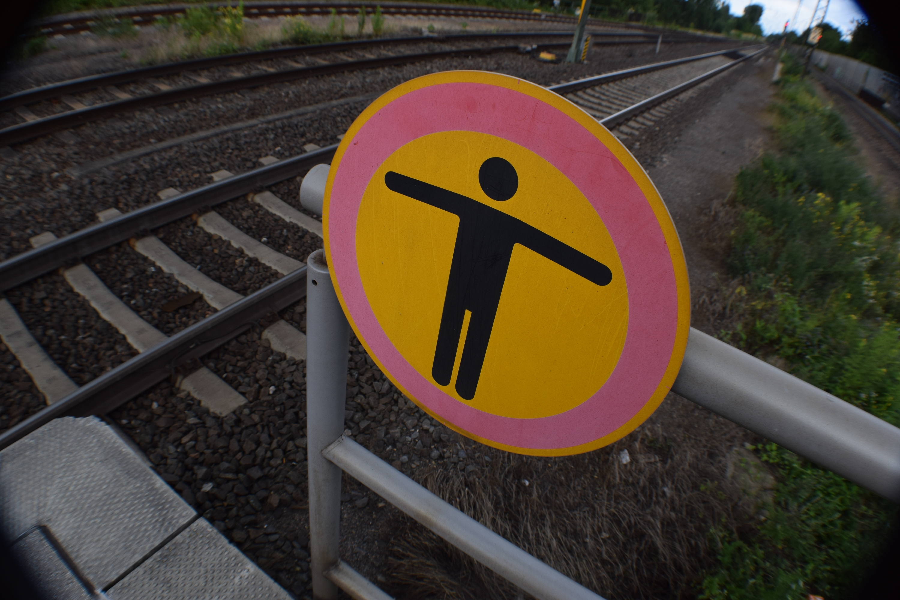 Verbotszeichen: Bahnanlagen dürfen nicht betreten werden! (Foto: © Bahnblogstelle)