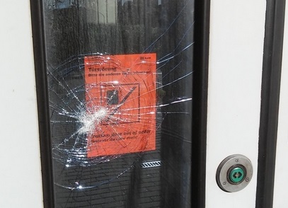 Zerstörte Scheibe an der Zugtür. (Foto: © Bundespolizei)