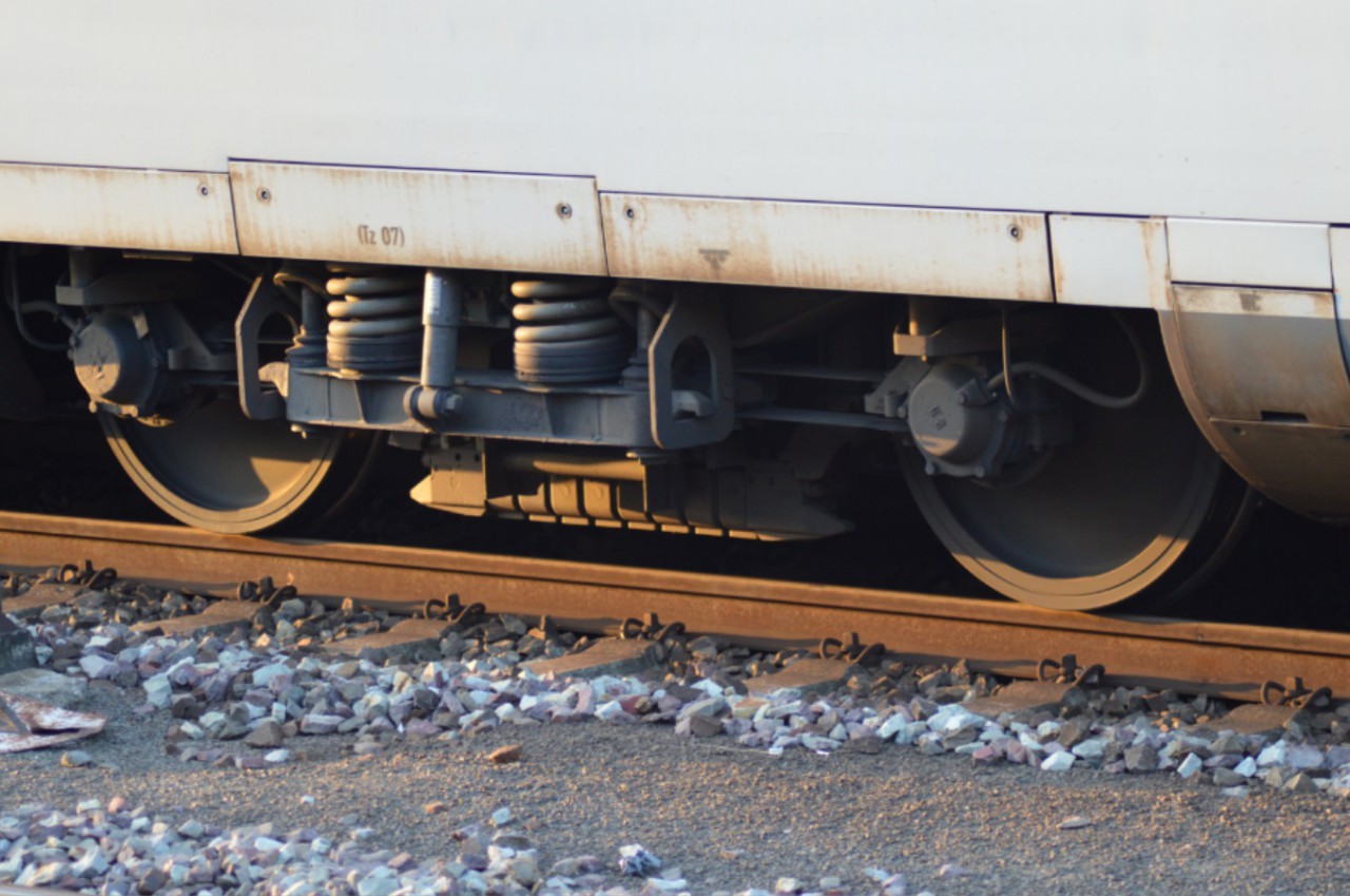 Laufdrehgestell eines ICE 1-Mittelwagens mit Scheibenbremsen und Magnetschienenbremse. (Foto: © Bahnblogstelle)