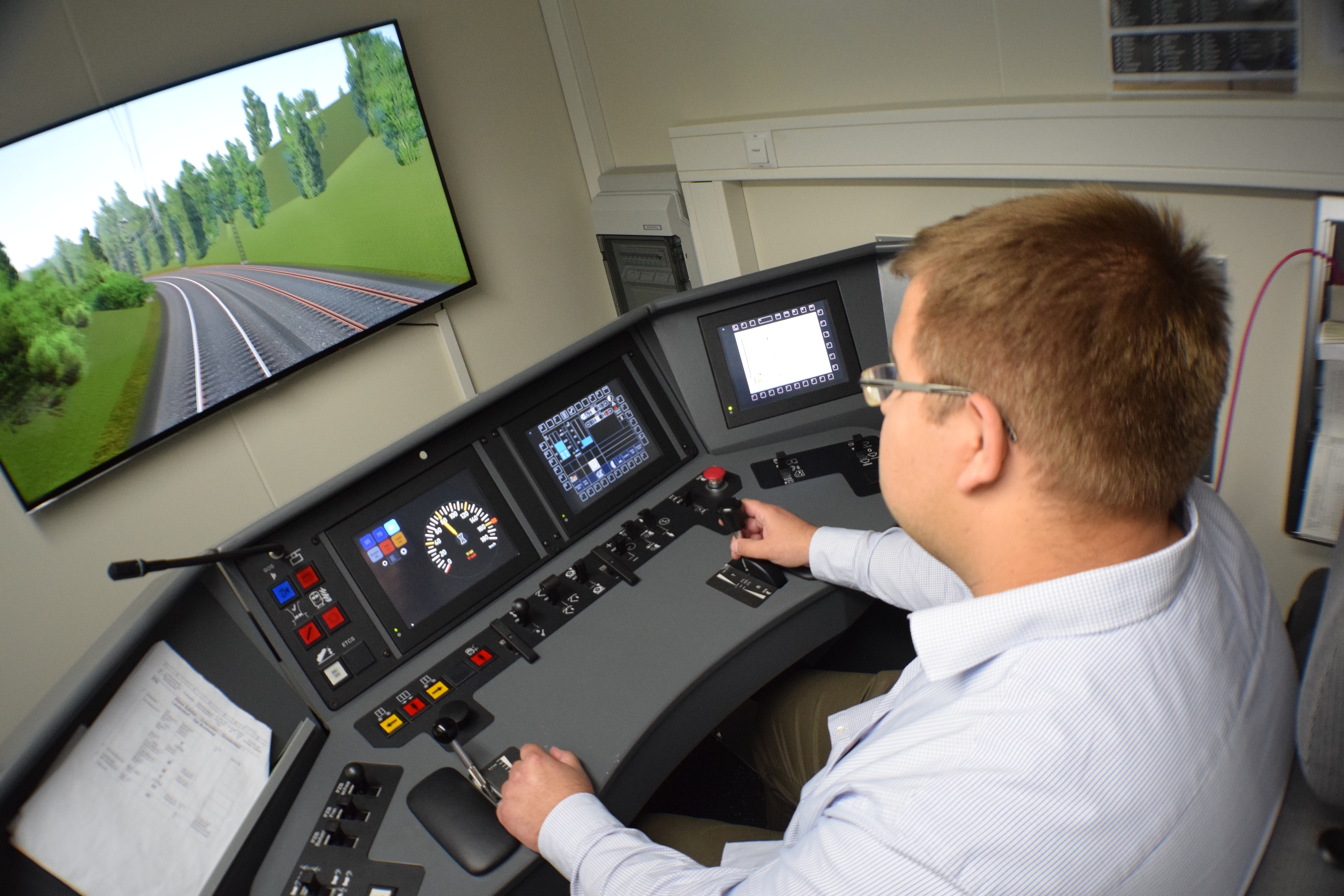 Ein Teilnehmer der Aktion bei seiner "Fahrt" im Simulator. (Foto: © Bahnblogstelle)
