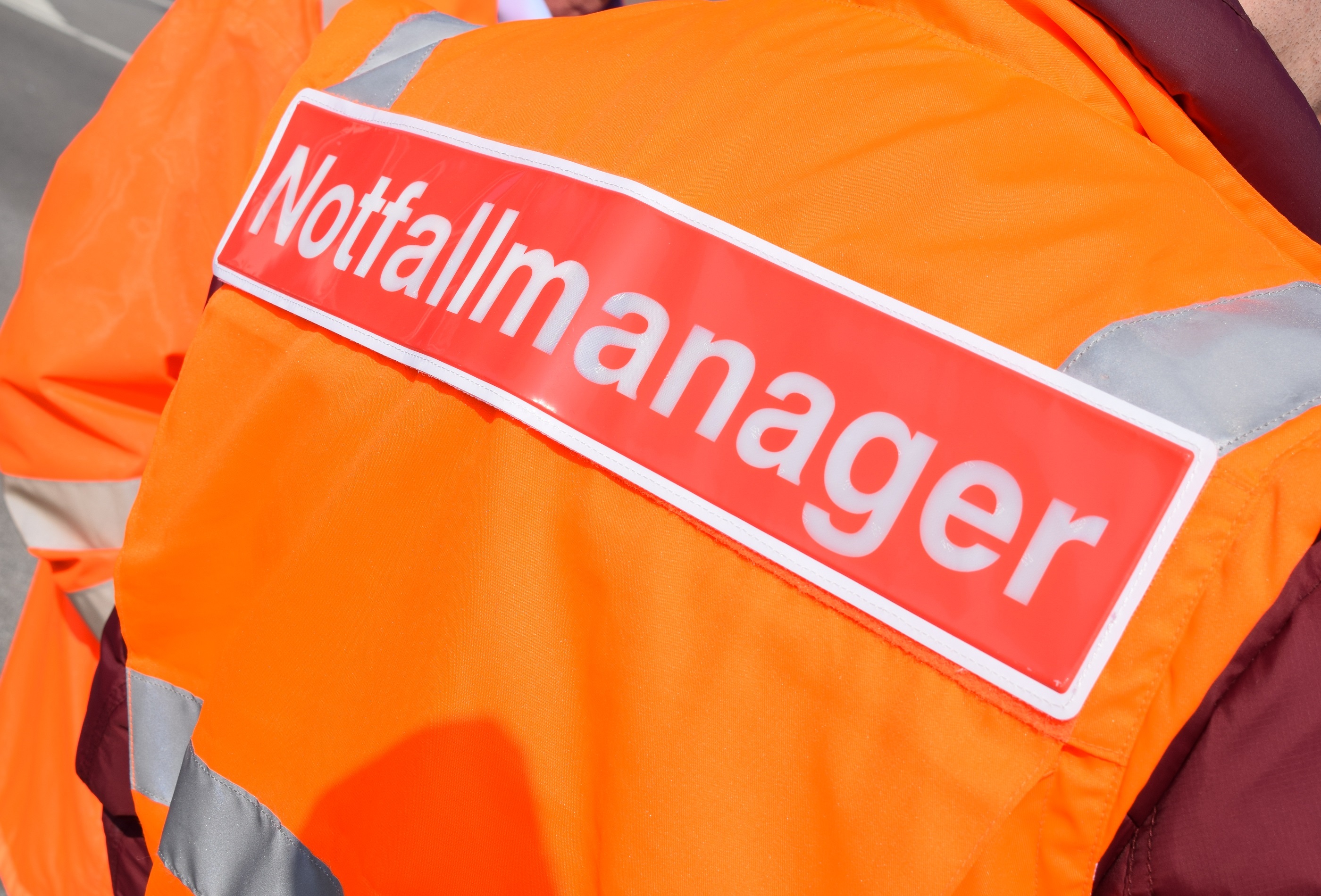 Symbolbild: Rückenschriftzug auf der Jacke eines Notfallmanagers der Deutschen Bahn. (Foto: © Bahnblogstelle)