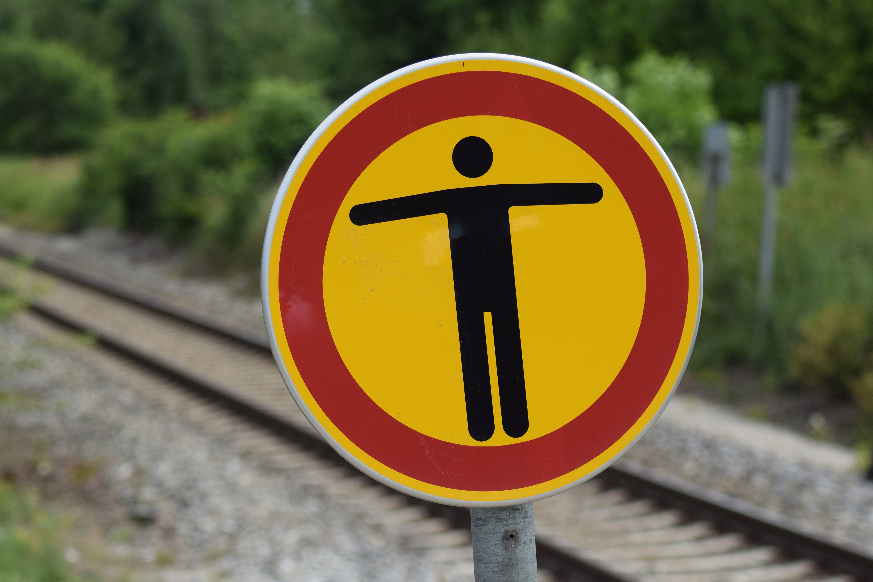 Das Betreten der Bahnanlagen ist untersagt! Schilder weisen auf das Verbot hin. (Foto: © Bahnblogstelle)