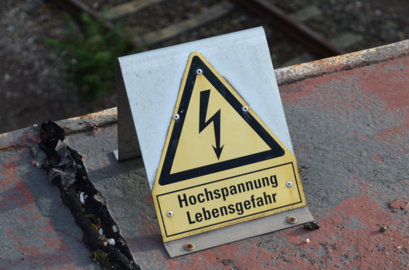 Warnhinweis: Die Oberleitung führt eine Hochspannung von 15.000 Volt! Es besteht Lebensgefahr! (Foto: © Bahnblogstelle)