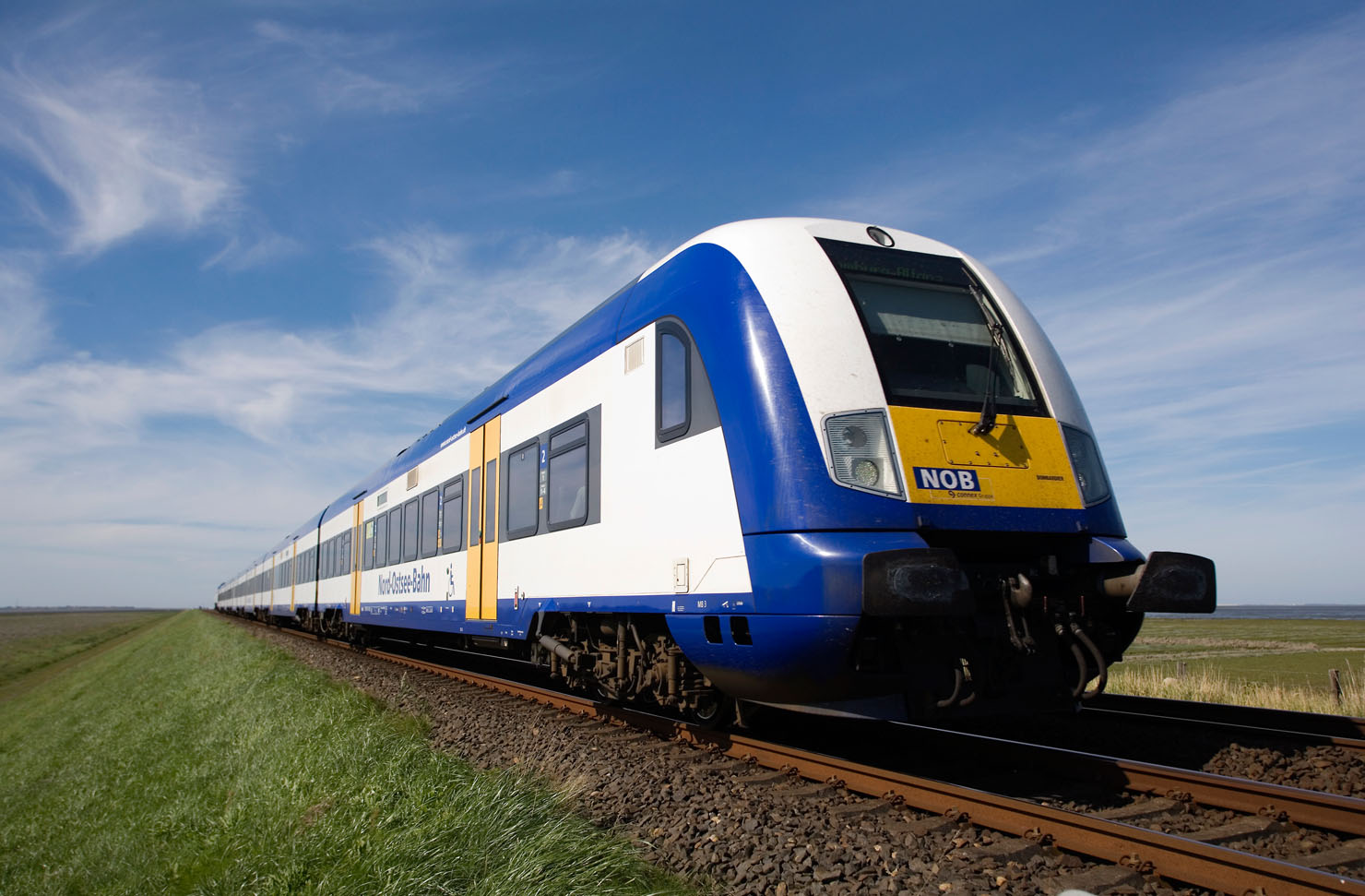 Symbolbild: Ein Zug der Nord-Ostsee-Bahn. (Foto: © Bernhard Classen / Alamy Stock Photo)