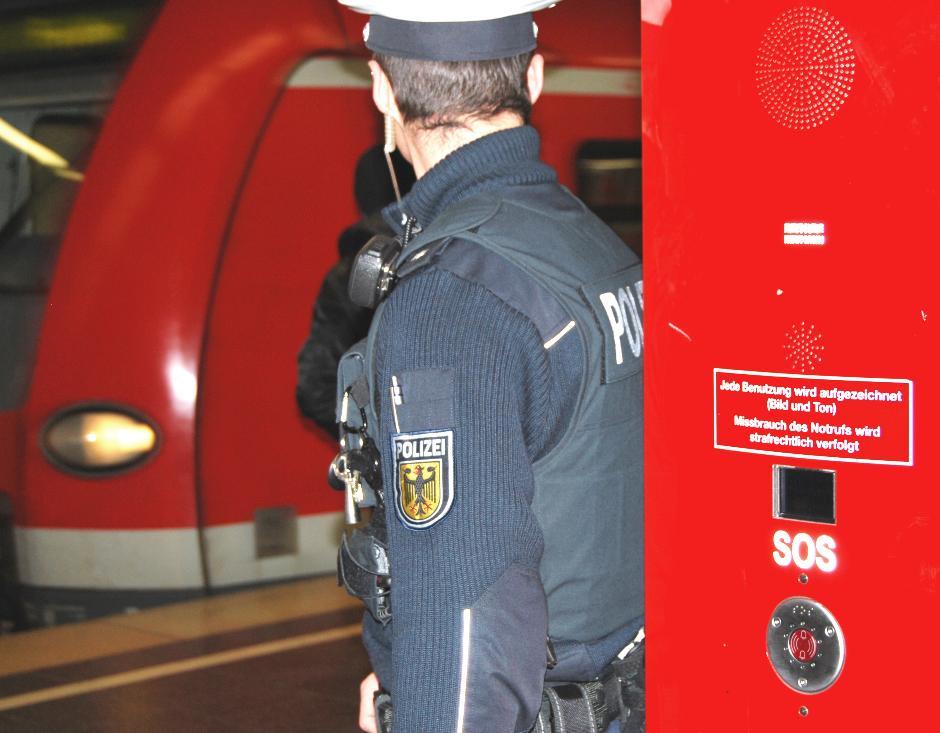 Ein Bundespolizist am Bahnhof. (Foto: © Bundespolizei)